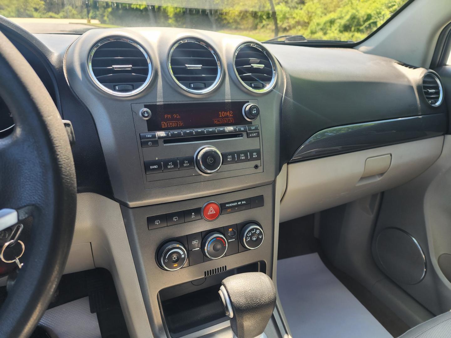 2009 WHITE /Gray Saturn VUE FWD XE (3GSCL33P29S) with an 2.4L L4 DOHC 16V engine, 4-Speed Automatic Overdrive transmission, located at 1221 Madison St., Shelbyville, TN, 37160, (931) 680-9439, 0.000000, 0.000000 - Photo#6