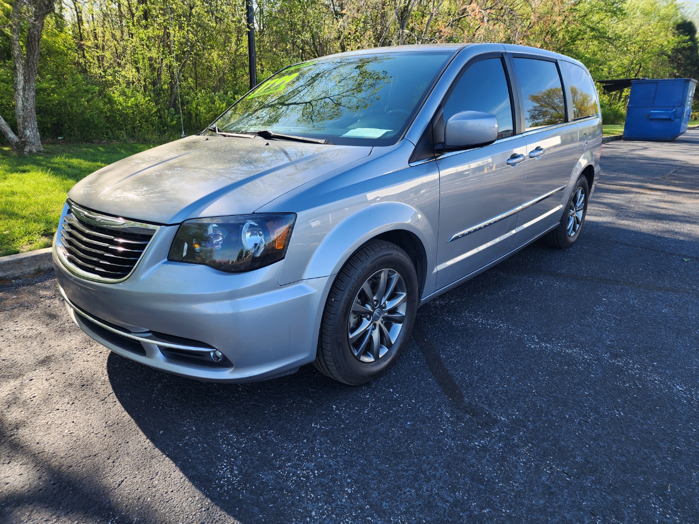 photo of 2016 Chrysler Town & Country S