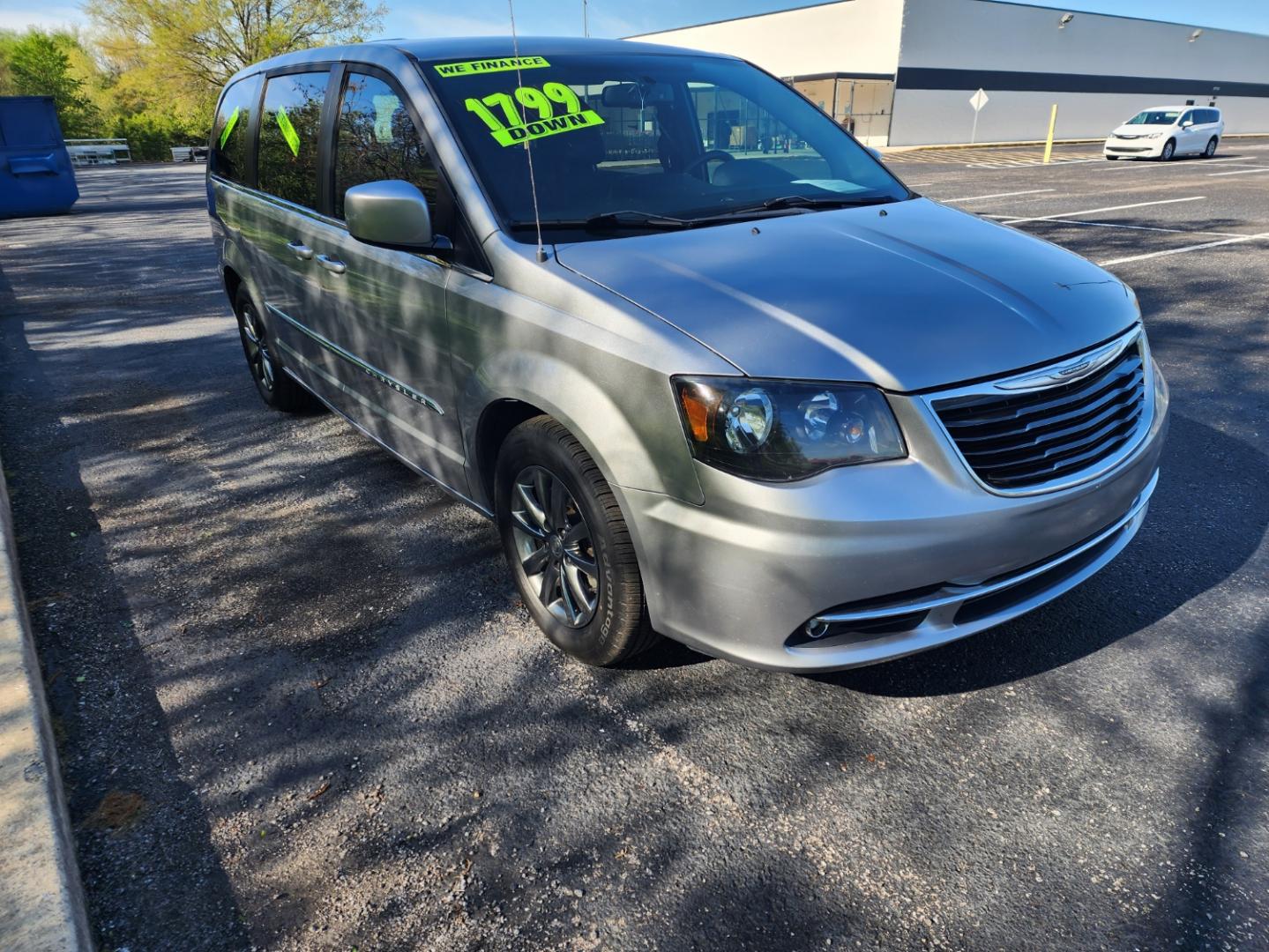 2016 Silver /Black Chrysler Town & Country S (2C4RC1HG5GR) with an 3.6L V6 DOHC 24V engine, 6A transmission, located at 1221 Madison St., Shelbyville, TN, 37160, (931) 680-9439, 0.000000, 0.000000 - Photo#1
