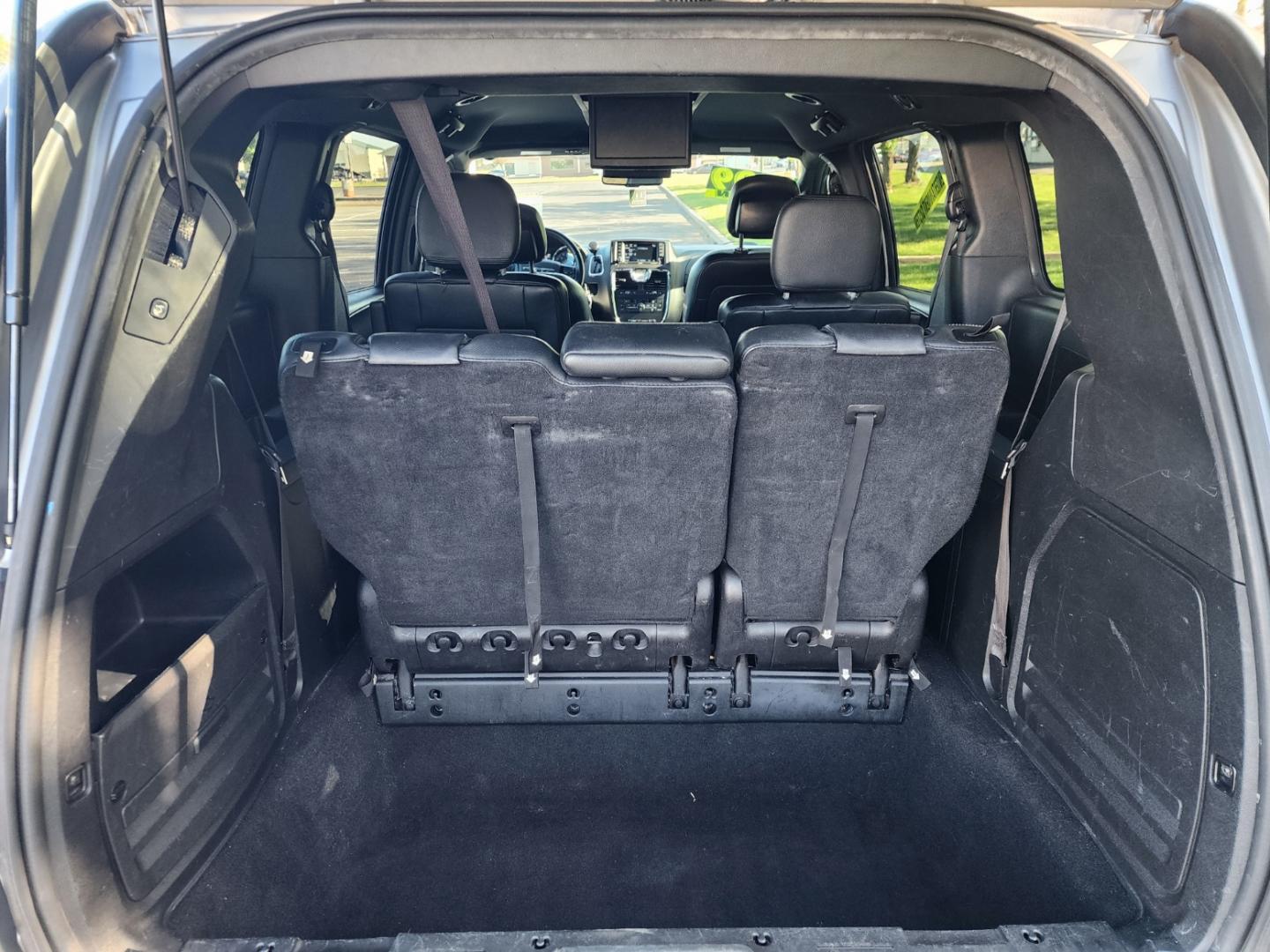 2016 Silver /Black Chrysler Town & Country S (2C4RC1HG5GR) with an 3.6L V6 DOHC 24V engine, 6A transmission, located at 1221 Madison St., Shelbyville, TN, 37160, (931) 680-9439, 0.000000, 0.000000 - Photo#3