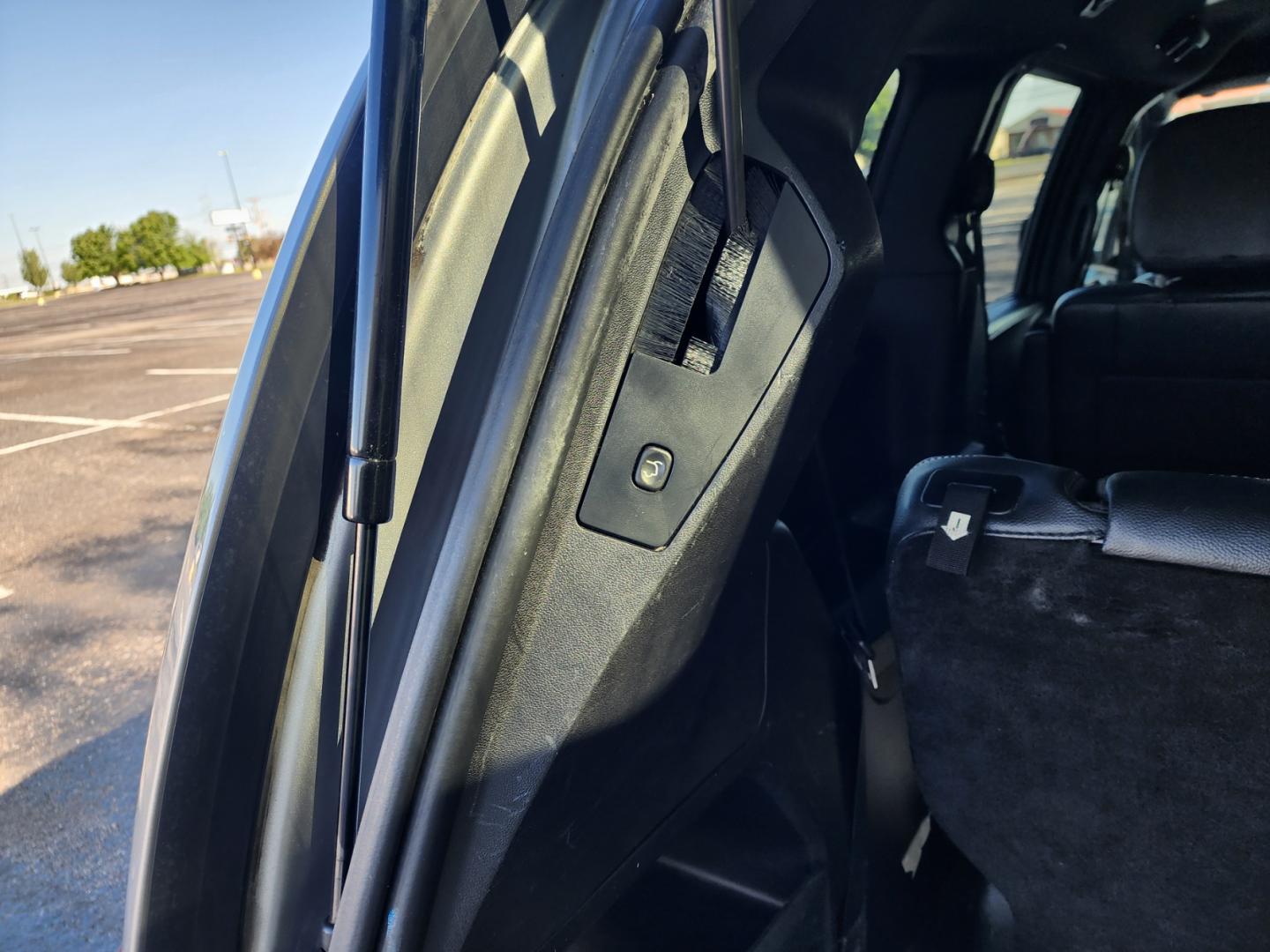 2016 Silver /Black Chrysler Town & Country S (2C4RC1HG5GR) with an 3.6L V6 DOHC 24V engine, 6A transmission, located at 1221 Madison St., Shelbyville, TN, 37160, (931) 680-9439, 0.000000, 0.000000 - Photo#4