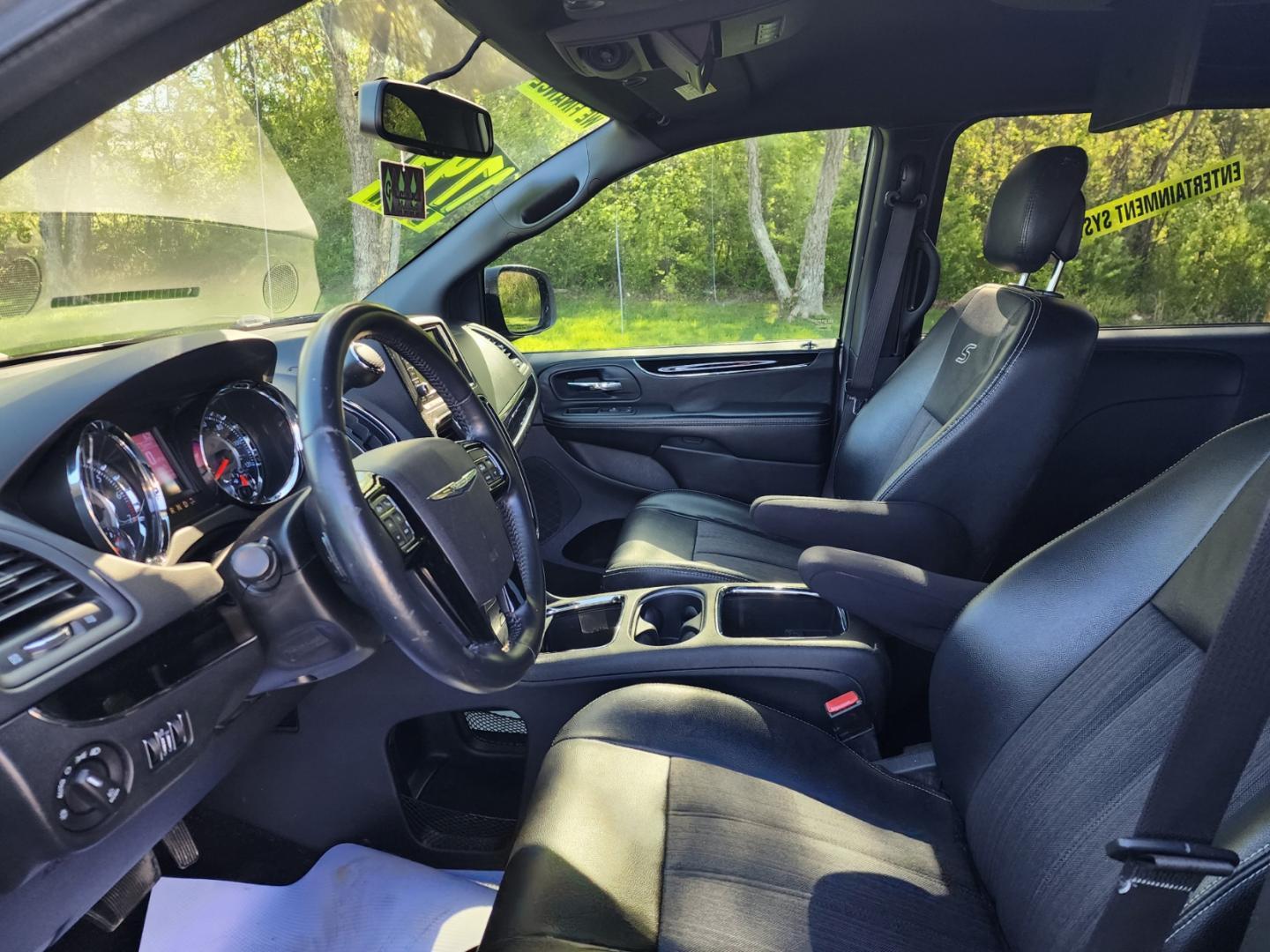 2016 Silver /Black Chrysler Town & Country S (2C4RC1HG5GR) with an 3.6L V6 DOHC 24V engine, 6A transmission, located at 1221 Madison St., Shelbyville, TN, 37160, (931) 680-9439, 0.000000, 0.000000 - Photo#8