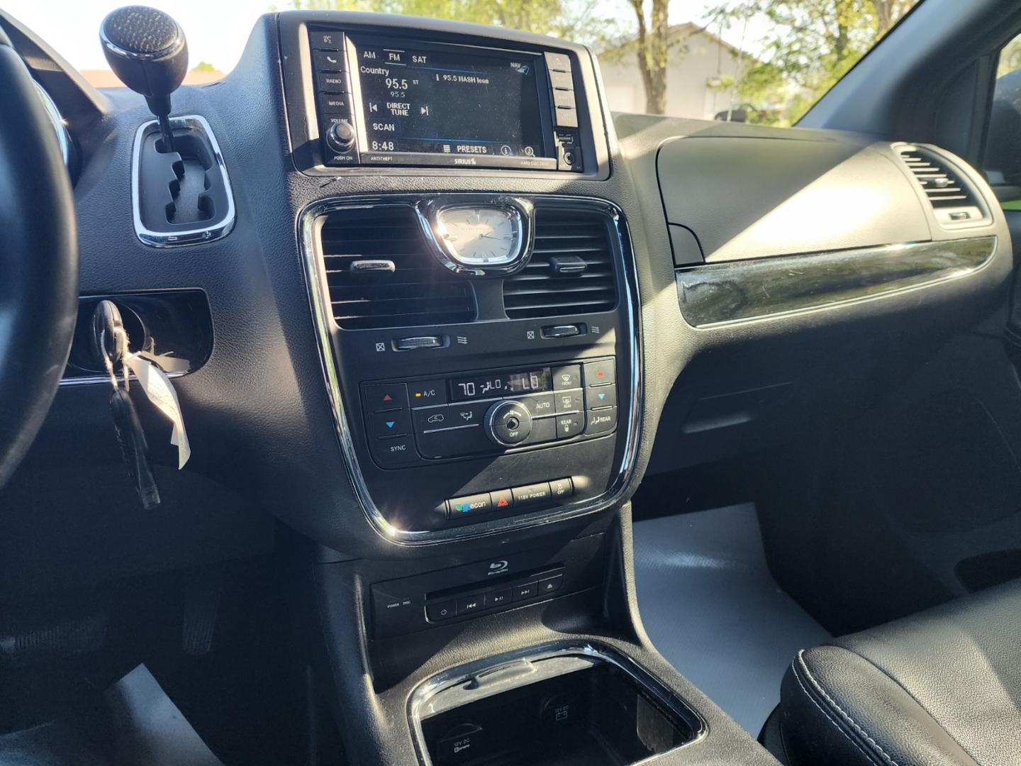 2016 Silver /Black Chrysler Town & Country S (2C4RC1HG5GR) with an 3.6L V6 DOHC 24V engine, 6A transmission, located at 1221 Madison St., Shelbyville, TN, 37160, (931) 680-9439, 0.000000, 0.000000 - Photo#9