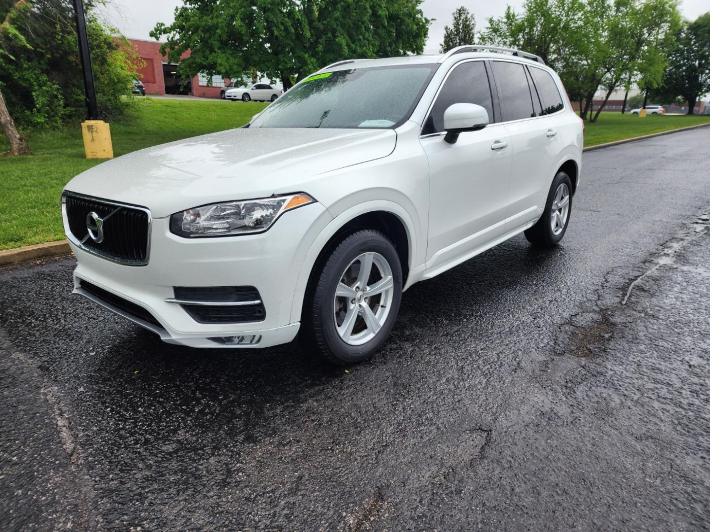 2016 WHITE /Black Volvo XC90 T5 Momentum AWD (YV4102XK7G1) with an 2.0L L4 DOHC 16V engine, 8A transmission, located at 1221 Madison St., Shelbyville, TN, 37160, (931) 680-9439, 0.000000, 0.000000 - Photo#0