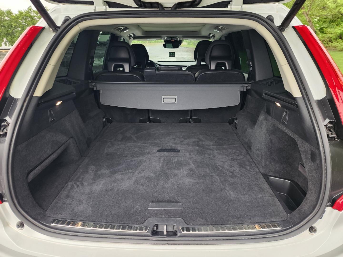 2016 WHITE /Black Volvo XC90 T5 Momentum AWD (YV4102XK7G1) with an 2.0L L4 DOHC 16V engine, 8A transmission, located at 1221 Madison St., Shelbyville, TN, 37160, (931) 680-9439, 0.000000, 0.000000 - Photo#3