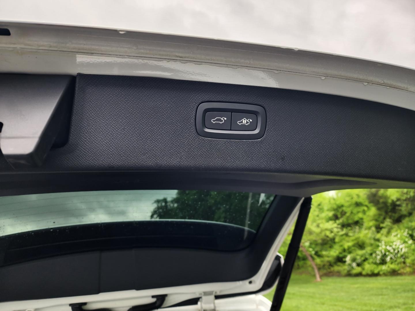 2016 WHITE /Black Volvo XC90 T5 Momentum AWD (YV4102XK7G1) with an 2.0L L4 DOHC 16V engine, 8A transmission, located at 1221 Madison St., Shelbyville, TN, 37160, (931) 680-9439, 0.000000, 0.000000 - Photo#4