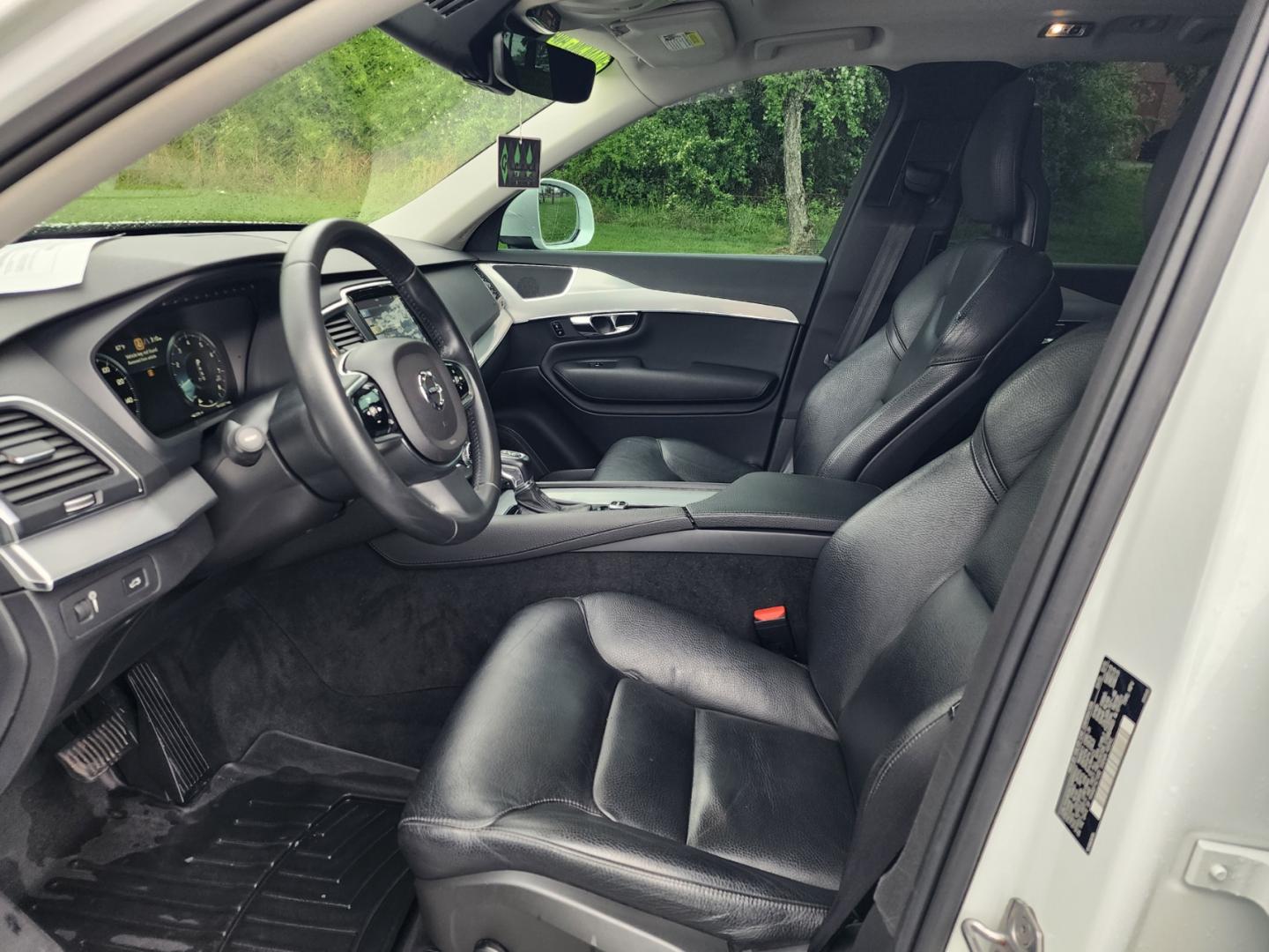 2016 WHITE /Black Volvo XC90 T5 Momentum AWD (YV4102XK7G1) with an 2.0L L4 DOHC 16V engine, 8A transmission, located at 1221 Madison St., Shelbyville, TN, 37160, (931) 680-9439, 0.000000, 0.000000 - Photo#6