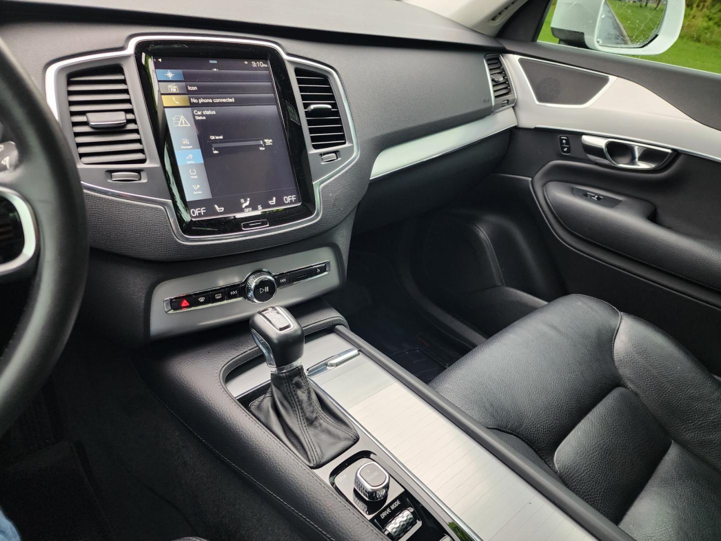 2016 WHITE /Black Volvo XC90 T5 Momentum AWD (YV4102XK7G1) with an 2.0L L4 DOHC 16V engine, 8A transmission, located at 1221 Madison St., Shelbyville, TN, 37160, (931) 680-9439, 0.000000, 0.000000 - Photo#8