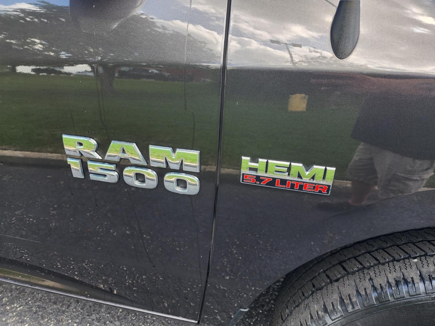 2018 Gray /Brown RAM 1500 SLT Big Horn Crew Cab SWB 4WD (3C6RR7LTXJG) with an 5.7L V8 OHV 16V engine, 8A transmission, located at 1221 Madison St., Shelbyville, TN, 37160, (931) 680-9439, 0.000000, 0.000000 - Photo#2