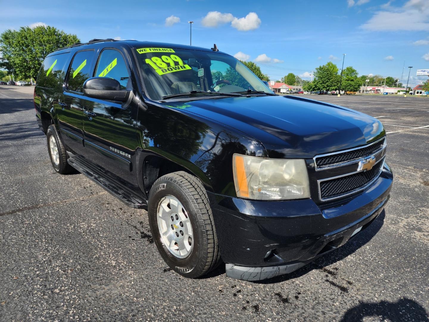 2011 BLACK /Beige Chevrolet Suburban LT 1500 4WD (1GNSKJE3XBR) with an 5.3L V8 OHV 16V FFV engine, 4-Speed Automatic transmission, located at 1221 Madison St., Shelbyville, TN, 37160, (931) 680-9439, 0.000000, 0.000000 - Photo#1
