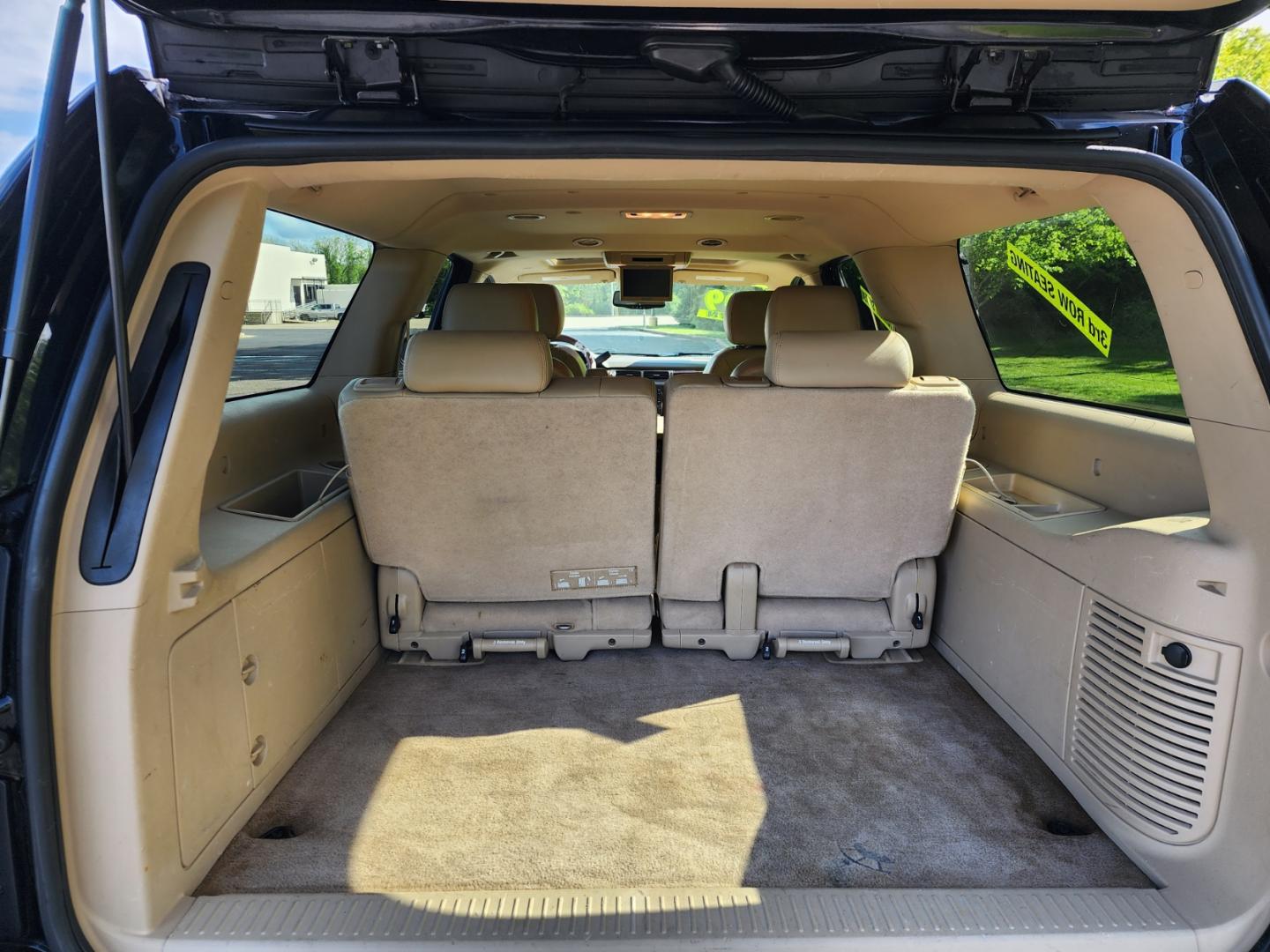 2011 BLACK /Beige Chevrolet Suburban LT 1500 4WD (1GNSKJE3XBR) with an 5.3L V8 OHV 16V FFV engine, 4-Speed Automatic transmission, located at 1221 Madison St., Shelbyville, TN, 37160, (931) 680-9439, 0.000000, 0.000000 - Photo#2