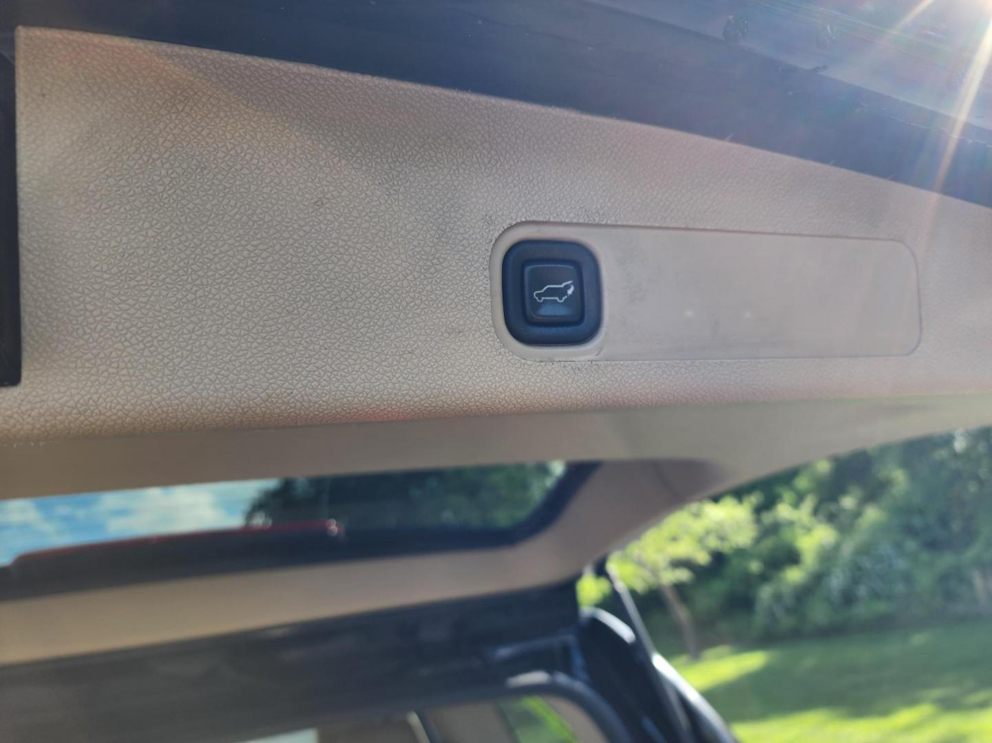 2011 BLACK /Beige Chevrolet Suburban LT 1500 4WD (1GNSKJE3XBR) with an 5.3L V8 OHV 16V FFV engine, 4-Speed Automatic transmission, located at 1221 Madison St., Shelbyville, TN, 37160, (931) 680-9439, 0.000000, 0.000000 - Photo#3