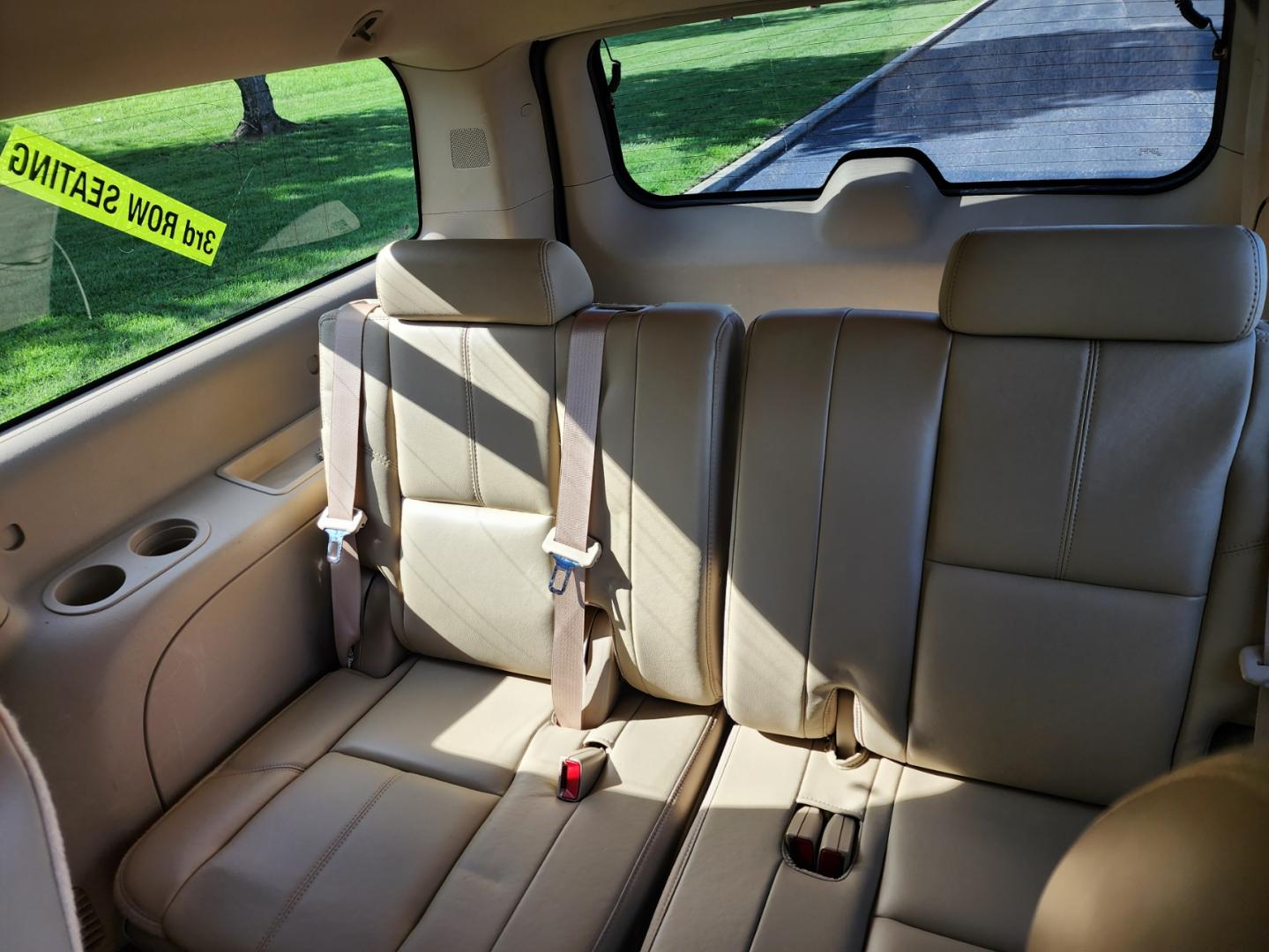 2011 BLACK /Beige Chevrolet Suburban LT 1500 4WD (1GNSKJE3XBR) with an 5.3L V8 OHV 16V FFV engine, 4-Speed Automatic transmission, located at 1221 Madison St., Shelbyville, TN, 37160, (931) 680-9439, 0.000000, 0.000000 - Photo#4
