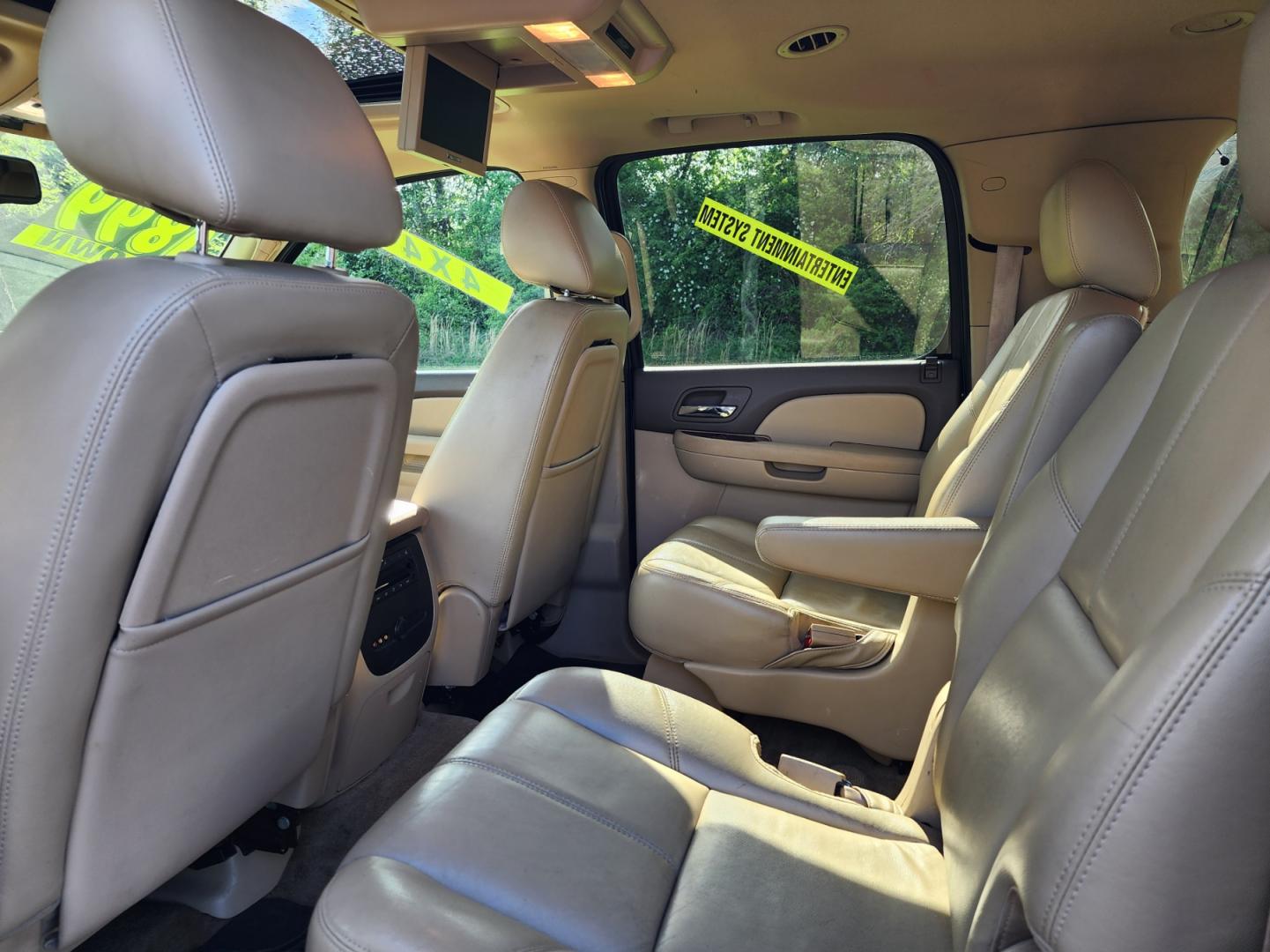 2011 BLACK /Beige Chevrolet Suburban LT 1500 4WD (1GNSKJE3XBR) with an 5.3L V8 OHV 16V FFV engine, 4-Speed Automatic transmission, located at 1221 Madison St., Shelbyville, TN, 37160, (931) 680-9439, 0.000000, 0.000000 - Photo#5