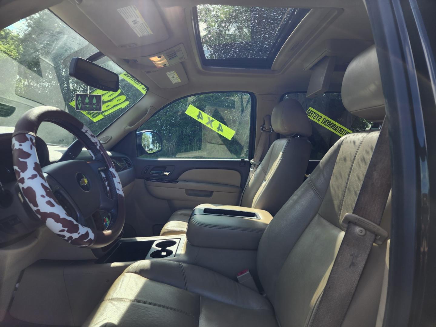 2011 BLACK /Beige Chevrolet Suburban LT 1500 4WD (1GNSKJE3XBR) with an 5.3L V8 OHV 16V FFV engine, 4-Speed Automatic transmission, located at 1221 Madison St., Shelbyville, TN, 37160, (931) 680-9439, 0.000000, 0.000000 - Photo#6