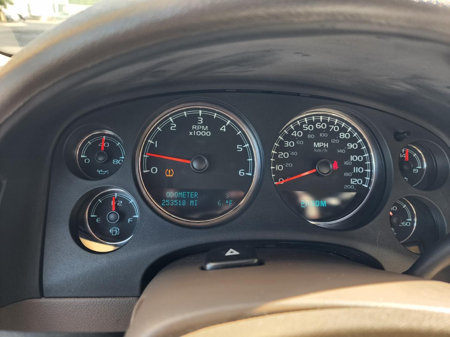 2011 BLACK /Beige Chevrolet Suburban LT 1500 4WD (1GNSKJE3XBR) with an 5.3L V8 OHV 16V FFV engine, 4-Speed Automatic transmission, located at 1221 Madison St., Shelbyville, TN, 37160, (931) 680-9439, 0.000000, 0.000000 - Photo#8