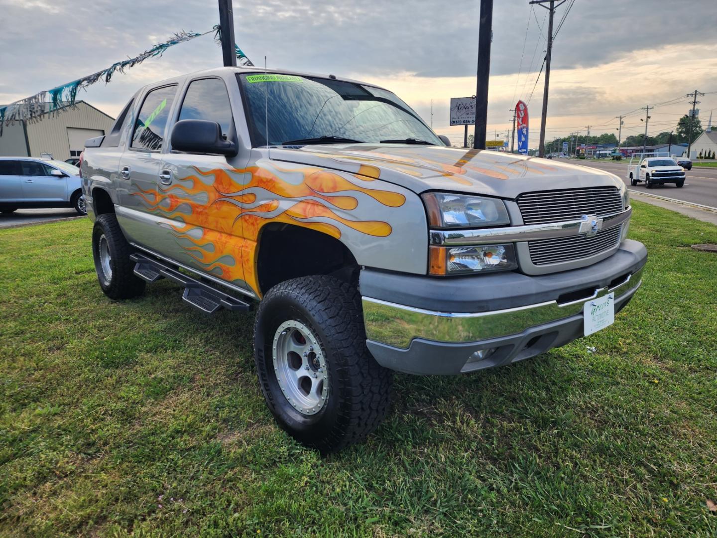 2004 Silver /Black Chevrolet Avalanche 1500 4WD (3GNEK12T44G) with an 5.3L V8 OHV 16V engine, 4-Speed Automatic Overdrive transmission, located at 1221 Madison St., Shelbyville, TN, 37160, (931) 680-9439, 0.000000, 0.000000 - Photo#1