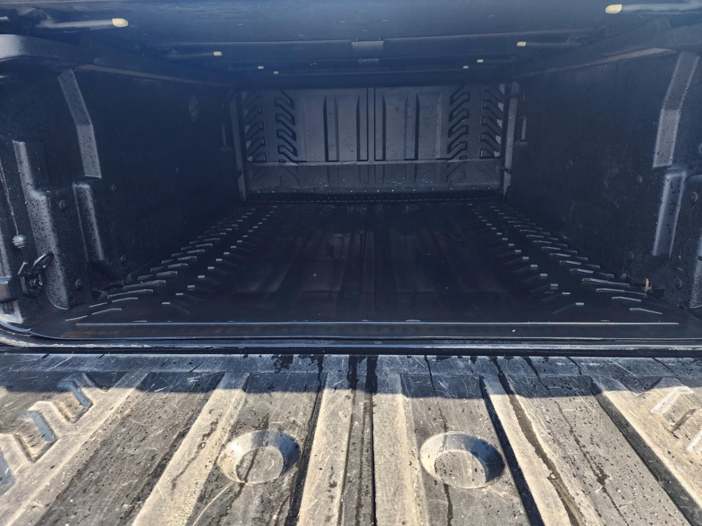 2004 Silver /Black Chevrolet Avalanche 1500 4WD (3GNEK12T44G) with an 5.3L V8 OHV 16V engine, 4-Speed Automatic Overdrive transmission, located at 1221 Madison St., Shelbyville, TN, 37160, (931) 680-9439, 0.000000, 0.000000 - Photo#4