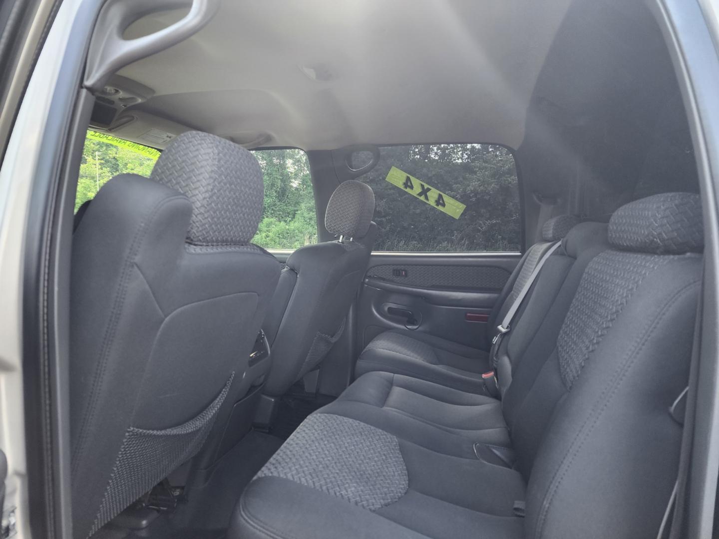 2004 Silver /Black Chevrolet Avalanche 1500 4WD (3GNEK12T44G) with an 5.3L V8 OHV 16V engine, 4-Speed Automatic Overdrive transmission, located at 1221 Madison St., Shelbyville, TN, 37160, (931) 680-9439, 0.000000, 0.000000 - Photo#5