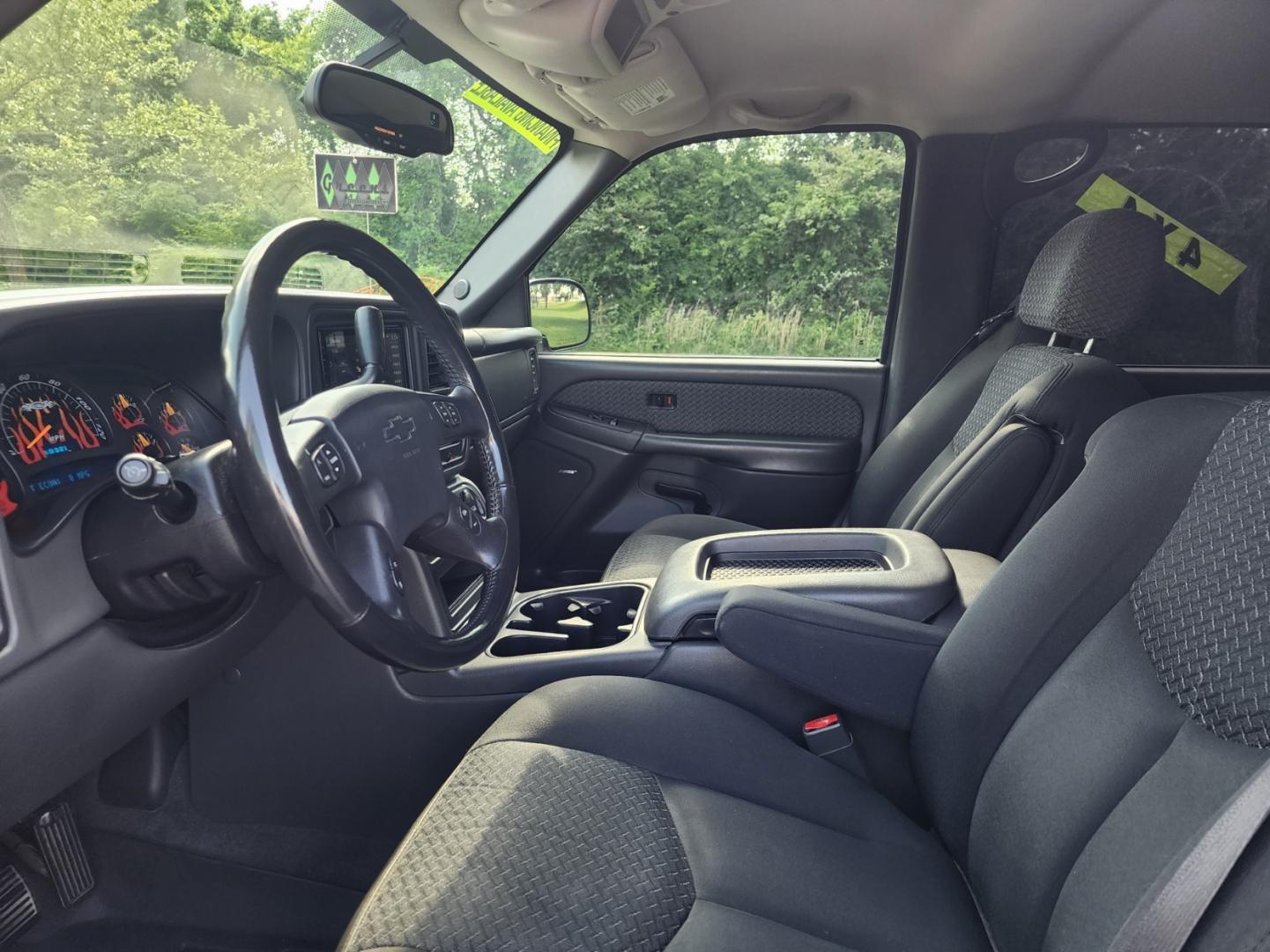 2004 Silver /Black Chevrolet Avalanche 1500 4WD (3GNEK12T44G) with an 5.3L V8 OHV 16V engine, 4-Speed Automatic Overdrive transmission, located at 1221 Madison St., Shelbyville, TN, 37160, (931) 680-9439, 0.000000, 0.000000 - Photo#6