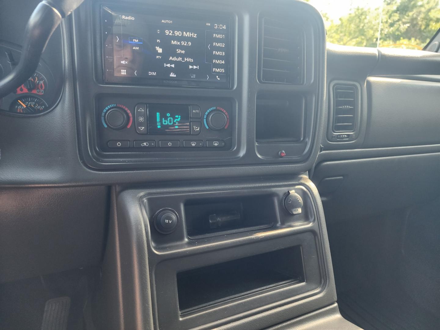 2004 Silver /Black Chevrolet Avalanche 1500 4WD (3GNEK12T44G) with an 5.3L V8 OHV 16V engine, 4-Speed Automatic Overdrive transmission, located at 1221 Madison St., Shelbyville, TN, 37160, (931) 680-9439, 0.000000, 0.000000 - Photo#7