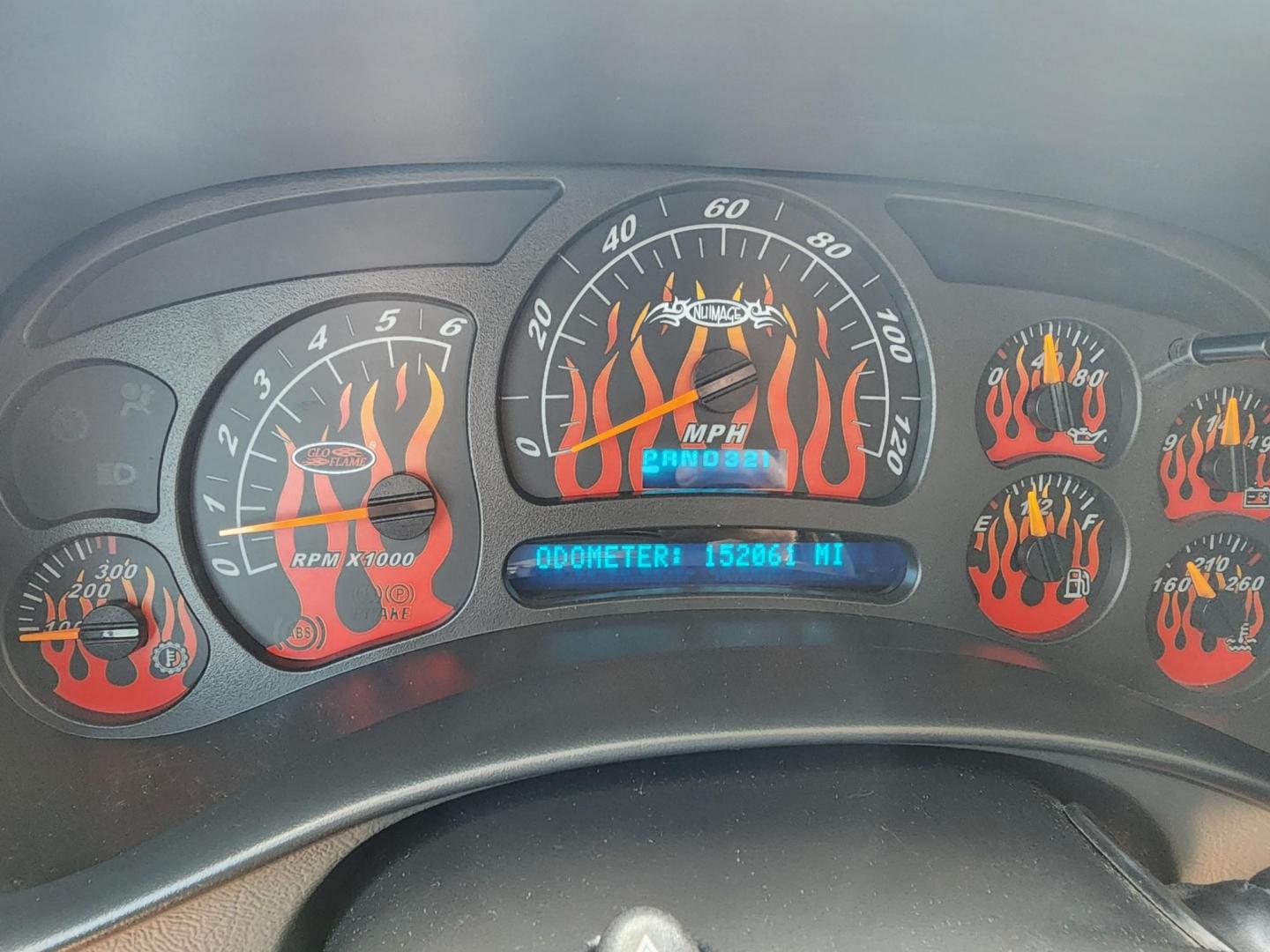 2004 Silver /Black Chevrolet Avalanche 1500 4WD (3GNEK12T44G) with an 5.3L V8 OHV 16V engine, 4-Speed Automatic Overdrive transmission, located at 1221 Madison St., Shelbyville, TN, 37160, (931) 680-9439, 0.000000, 0.000000 - Photo#8
