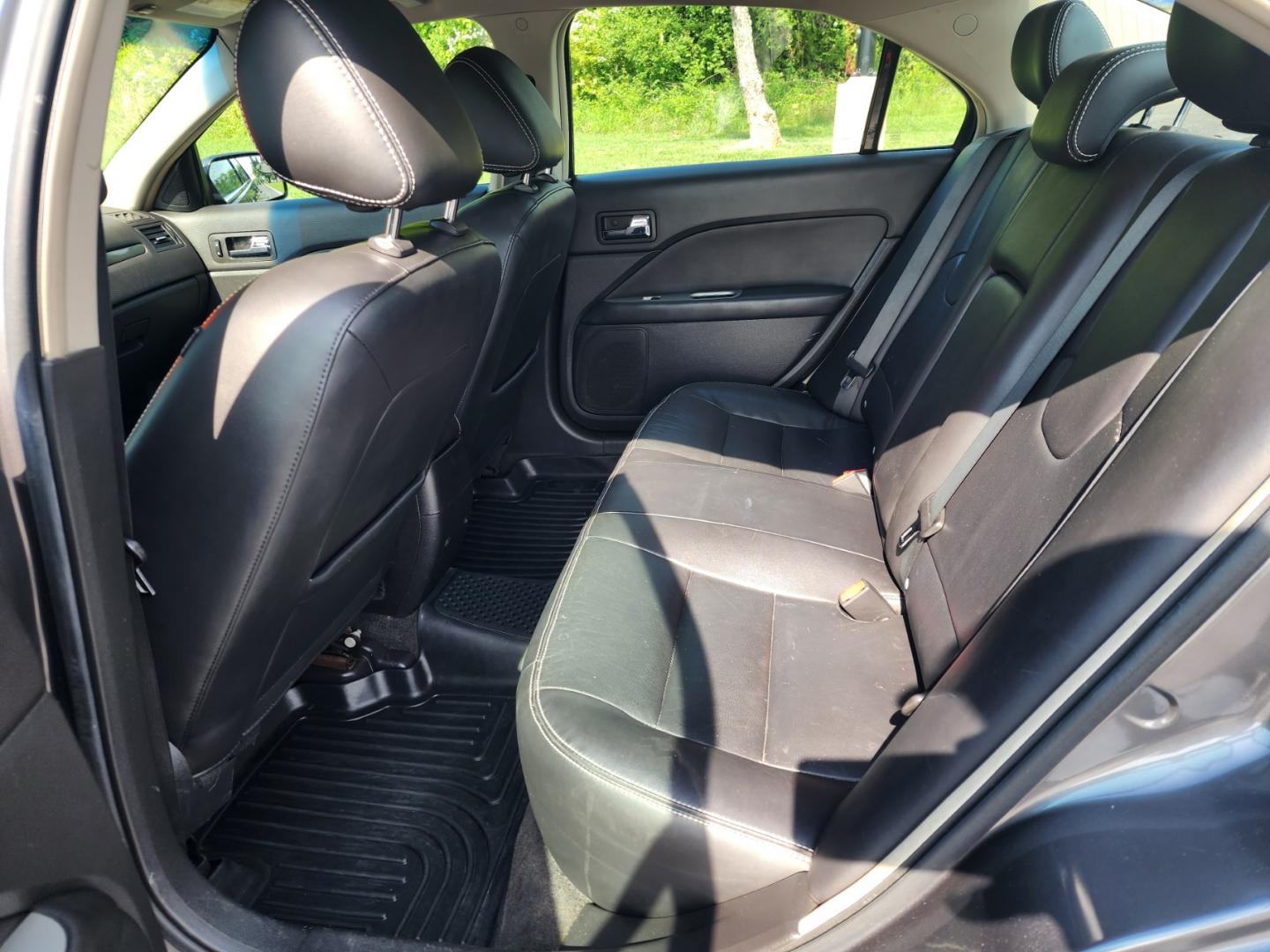 2011 Gray /Black Ford Fusion I4 SEL (3FAHP0JA5BR) with an 2.5L L4 DOHC 16V engine, Automatic transmission, located at 1221 Madison St., Shelbyville, TN, 37160, (931) 680-9439, 0.000000, 0.000000 - Photo#3