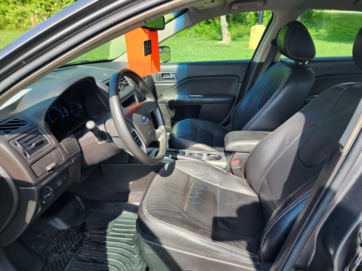 2011 Gray /Black Ford Fusion I4 SEL (3FAHP0JA5BR) with an 2.5L L4 DOHC 16V engine, Automatic transmission, located at 1221 Madison St., Shelbyville, TN, 37160, (931) 680-9439, 0.000000, 0.000000 - Photo#4