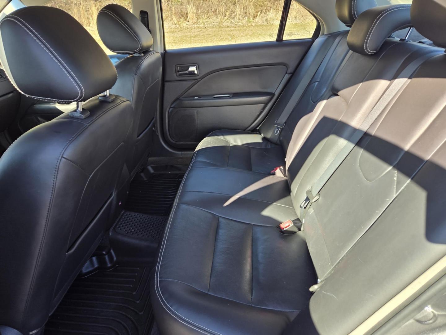 2011 Gray /Black Ford Fusion I4 SEL (3FAHP0JA5BR) with an 2.5L L4 DOHC 16V engine, Automatic transmission, located at 1221 Madison St., Shelbyville, TN, 37160, (931) 680-9439, 0.000000, 0.000000 - Photo#3