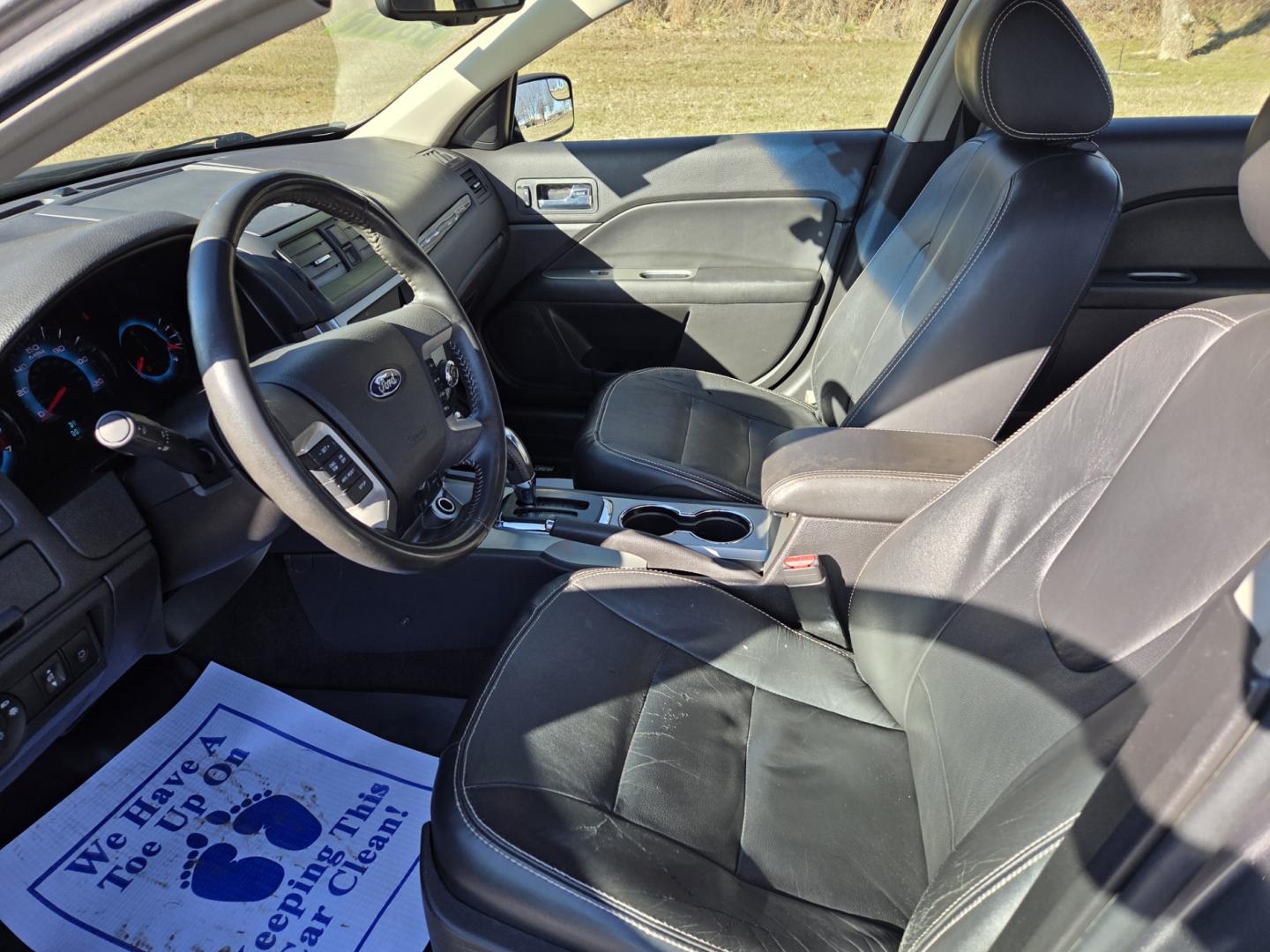 2011 Gray /Black Ford Fusion I4 SEL (3FAHP0JA5BR) with an 2.5L L4 DOHC 16V engine, Automatic transmission, located at 1221 Madison St., Shelbyville, TN, 37160, (931) 680-9439, 0.000000, 0.000000 - Photo#4