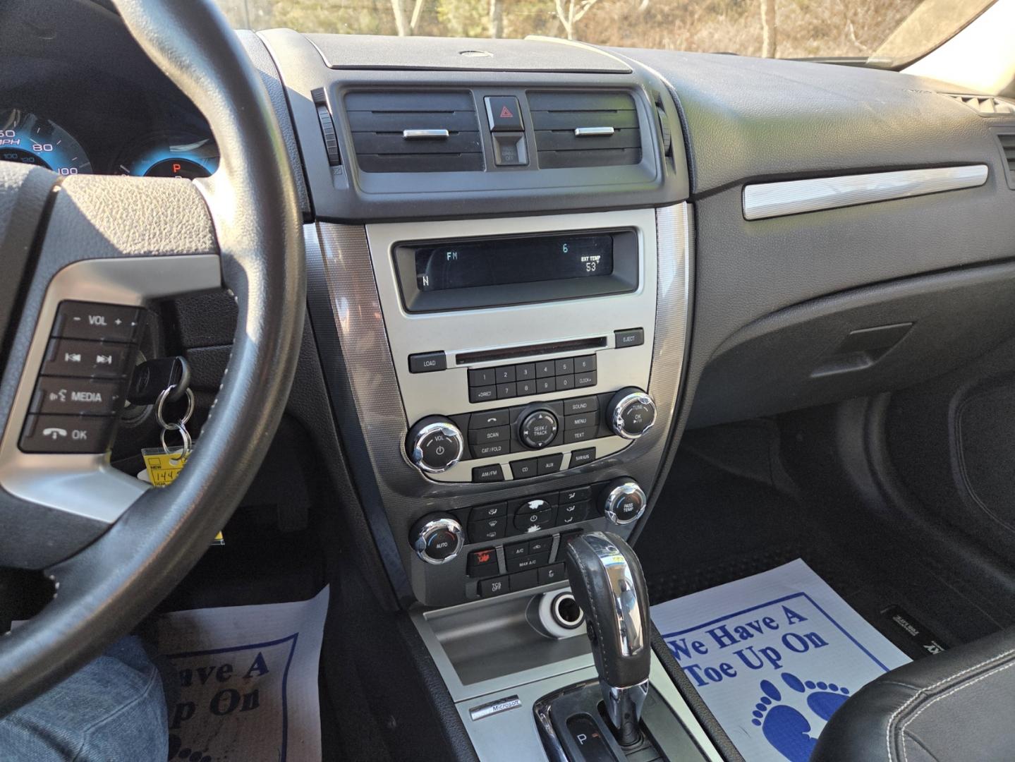 2011 Gray /Black Ford Fusion I4 SEL (3FAHP0JA5BR) with an 2.5L L4 DOHC 16V engine, Automatic transmission, located at 1221 Madison St., Shelbyville, TN, 37160, (931) 680-9439, 0.000000, 0.000000 - Photo#5