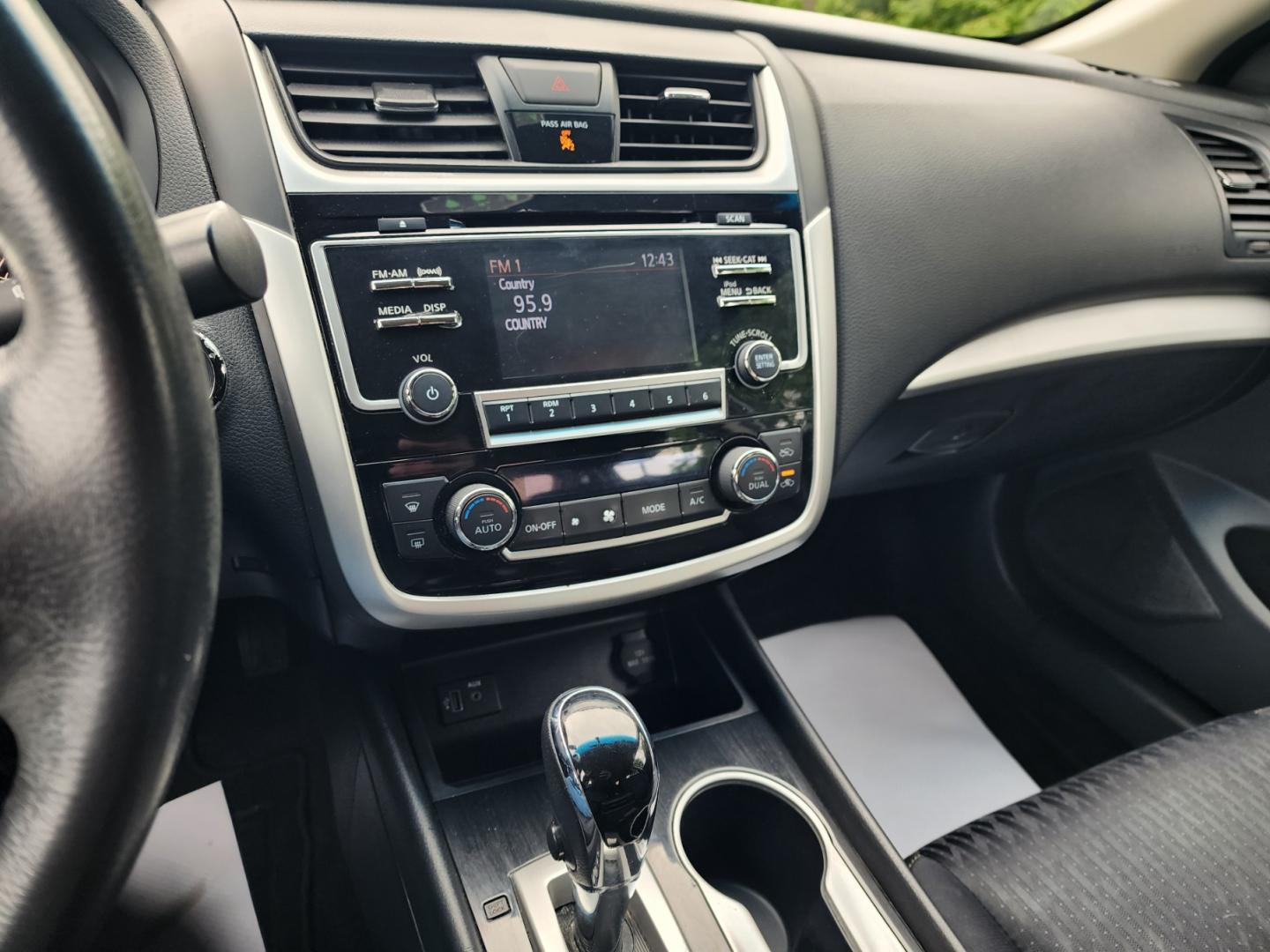 2018 Gray /Black Nissan Altima 2.5 SV (1N4AL3AP4JC) with an 2.5L L4 DOHC 16V engine, CVT transmission, located at 1221 Madison St., Shelbyville, TN, 37160, (931) 680-9439, 0.000000, 0.000000 - Photo#6