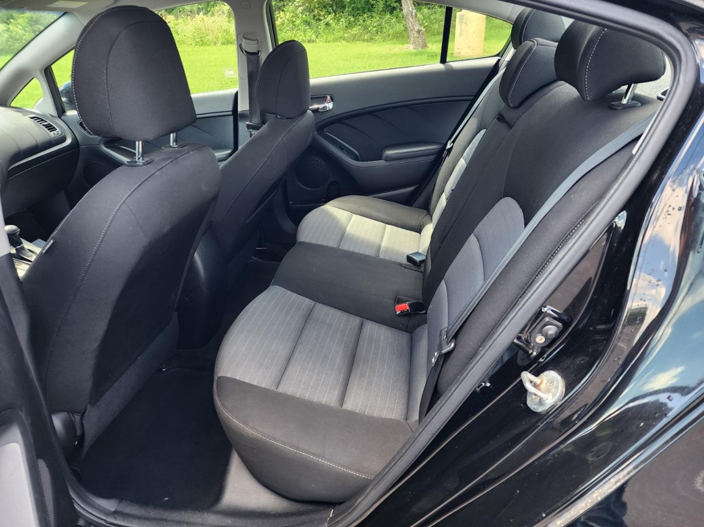 2015 BLACK /Black Kia Forte EX (KNAFX4A8XF5) with an 2.0L L4 DOHC 16V engine, 6-Speed Automatic transmission, located at 1221 Madison St., Shelbyville, TN, 37160, (931) 680-9439, 0.000000, 0.000000 - Photo#4