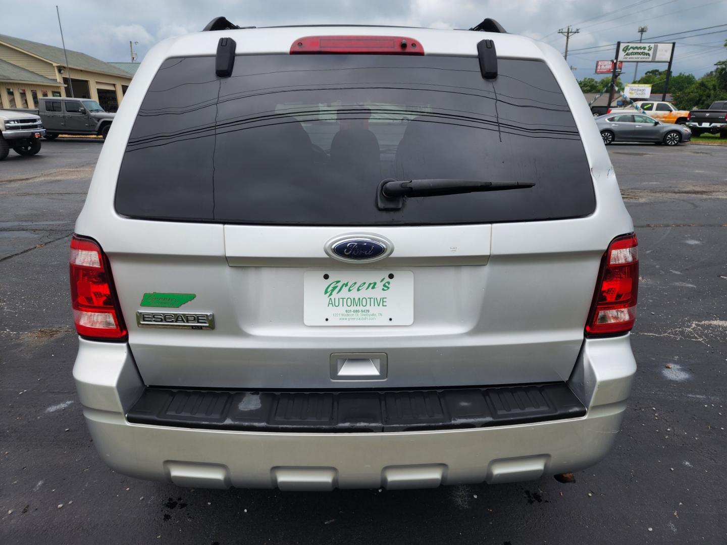 2011 Silver /Black Ford Escape XLT FWD (1FMCU0D72BK) with an 2.5L L4 DOHC 16V engine, 6-Speed Automatic transmission, located at 1221 Madison St., Shelbyville, TN, 37160, (931) 680-9439, 0.000000, 0.000000 - Photo#2