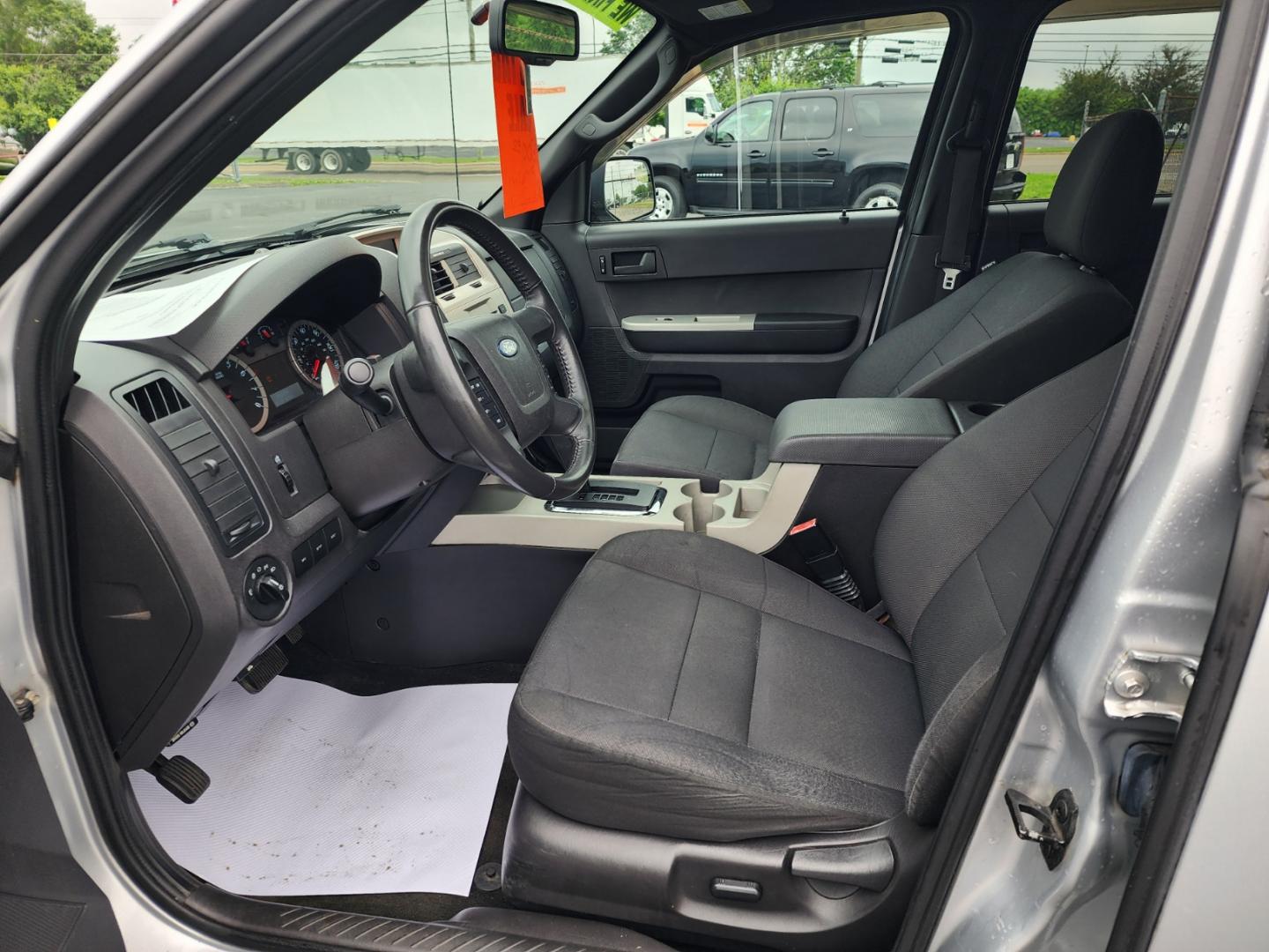 2011 Silver /Black Ford Escape XLT FWD (1FMCU0D72BK) with an 2.5L L4 DOHC 16V engine, 6-Speed Automatic transmission, located at 1221 Madison St., Shelbyville, TN, 37160, (931) 680-9439, 0.000000, 0.000000 - Photo#5