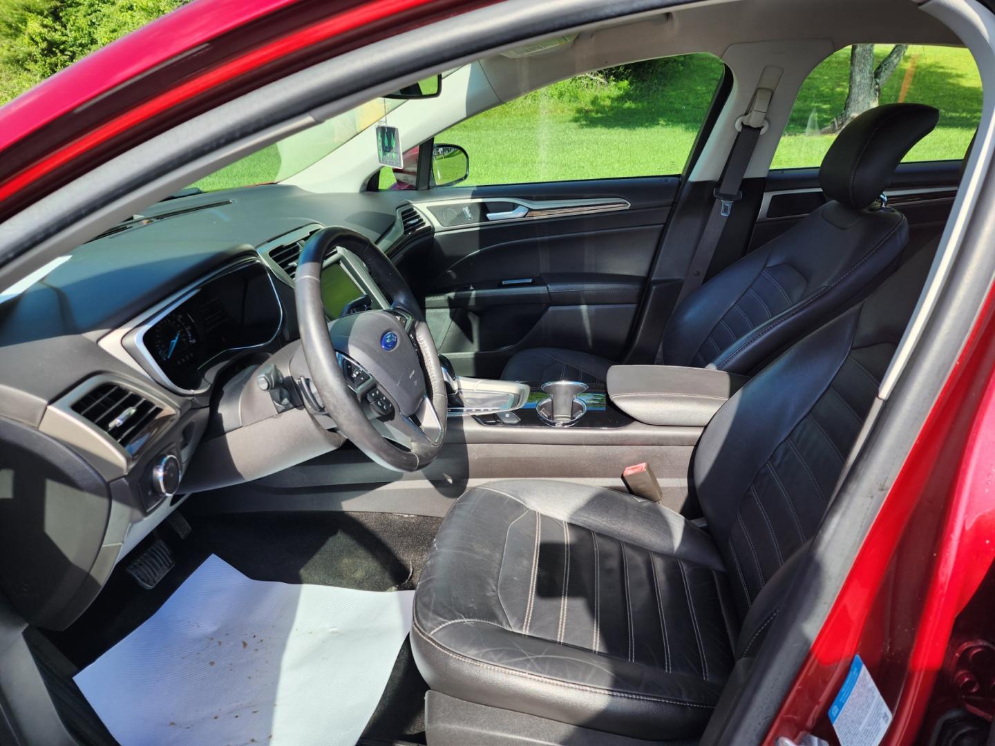 2014 RED /Black Ford Fusion SE (3FA6P0H90ER) with an 2.0L L4 DOHC 16V engine, Automatic transmission, located at 1221 Madison St., Shelbyville, TN, 37160, (931) 680-9439, 0.000000, 0.000000 - Photo#5