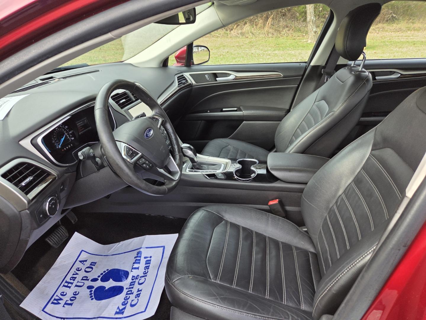 2014 RED /Black Ford Fusion SE (3FA6P0H90ER) with an 2.0L L4 DOHC 16V engine, Automatic transmission, located at 1221 Madison St., Shelbyville, TN, 37160, (931) 680-9439, 0.000000, 0.000000 - Photo#5