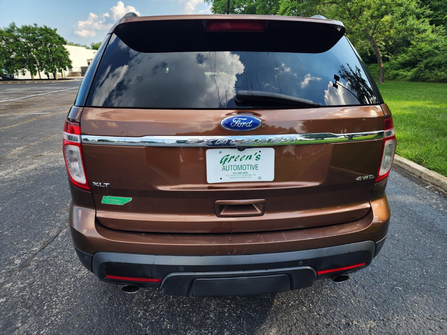2011 Brown /Black Ford Explorer XLT 4WD (1FMHK8D83BG) with an 3.5L V6 DOHC 24V engine, 6-Speed Automatic transmission, located at 1221 Madison St., Shelbyville, TN, 37160, (931) 680-9439, 0.000000, 0.000000 - Photo#2