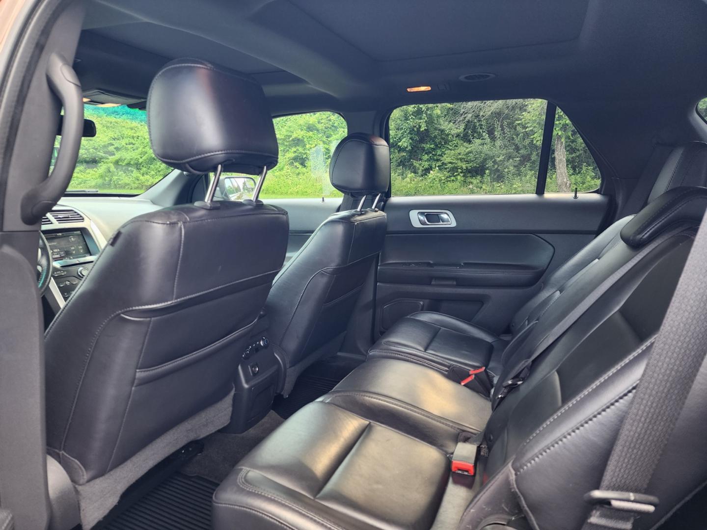 2011 Brown /Black Ford Explorer XLT 4WD (1FMHK8D83BG) with an 3.5L V6 DOHC 24V engine, 6-Speed Automatic transmission, located at 1221 Madison St., Shelbyville, TN, 37160, (931) 680-9439, 0.000000, 0.000000 - Photo#5