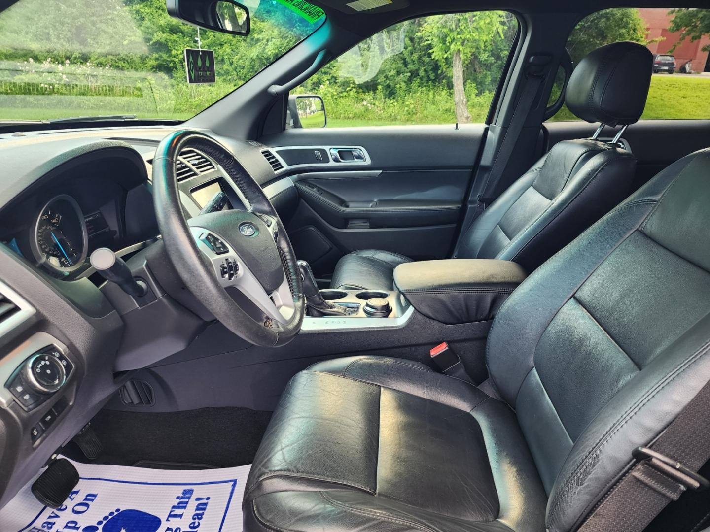 2011 Brown /Black Ford Explorer XLT 4WD (1FMHK8D83BG) with an 3.5L V6 DOHC 24V engine, 6-Speed Automatic transmission, located at 1221 Madison St., Shelbyville, TN, 37160, (931) 680-9439, 0.000000, 0.000000 - Photo#6