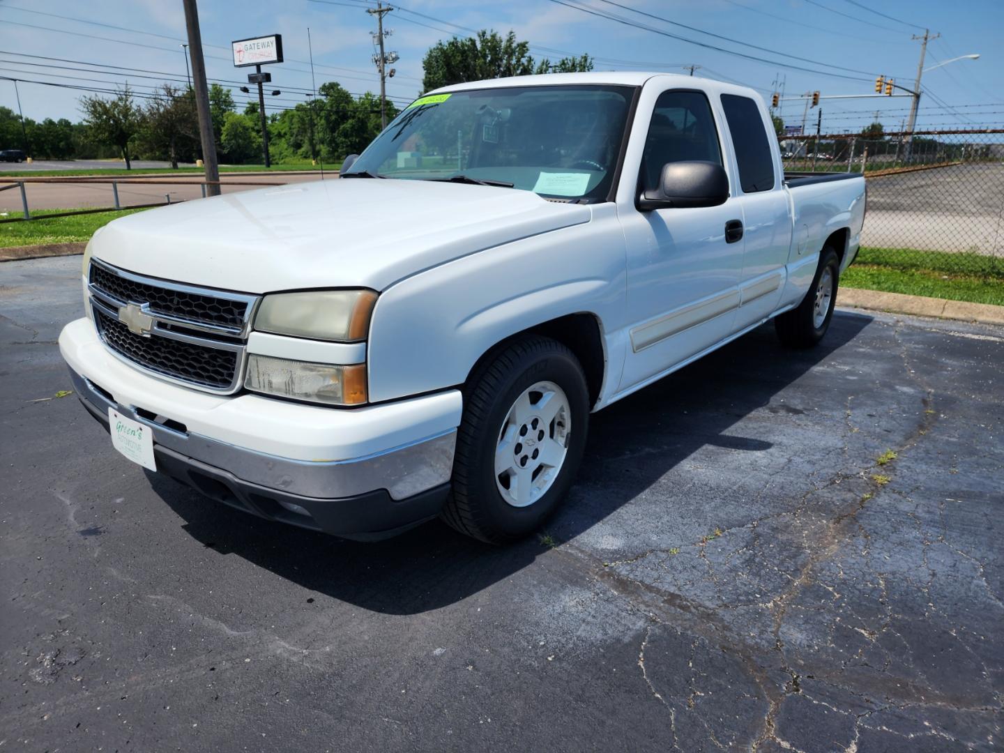 2006 WHITE /Gray Chevrolet Silverado 1500 LT Ext. Cab 2WD (1GCEC19T56Z) with an 5.3L V8 OHV 16V engine, 4-Speed Automatic Overdrive transmission, located at 1221 Madison St., Shelbyville, TN, 37160, (931) 680-9439, 0.000000, 0.000000 - Photo#0