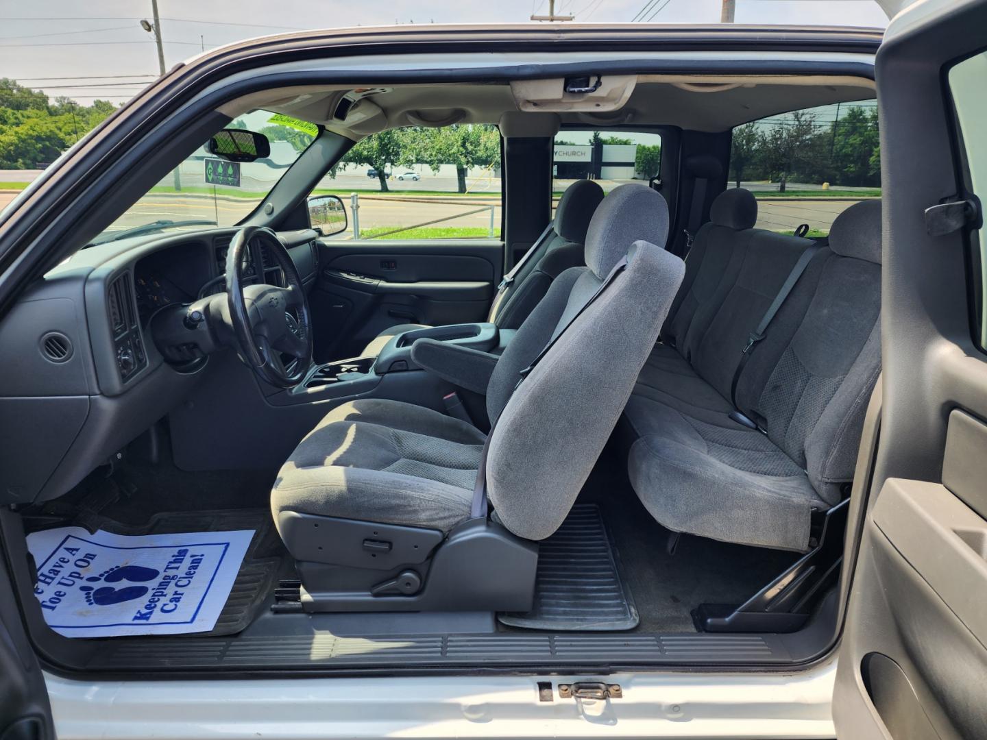 2006 WHITE /Gray Chevrolet Silverado 1500 LT Ext. Cab 2WD (1GCEC19T56Z) with an 5.3L V8 OHV 16V engine, 4-Speed Automatic Overdrive transmission, located at 1221 Madison St., Shelbyville, TN, 37160, (931) 680-9439, 0.000000, 0.000000 - Photo#4