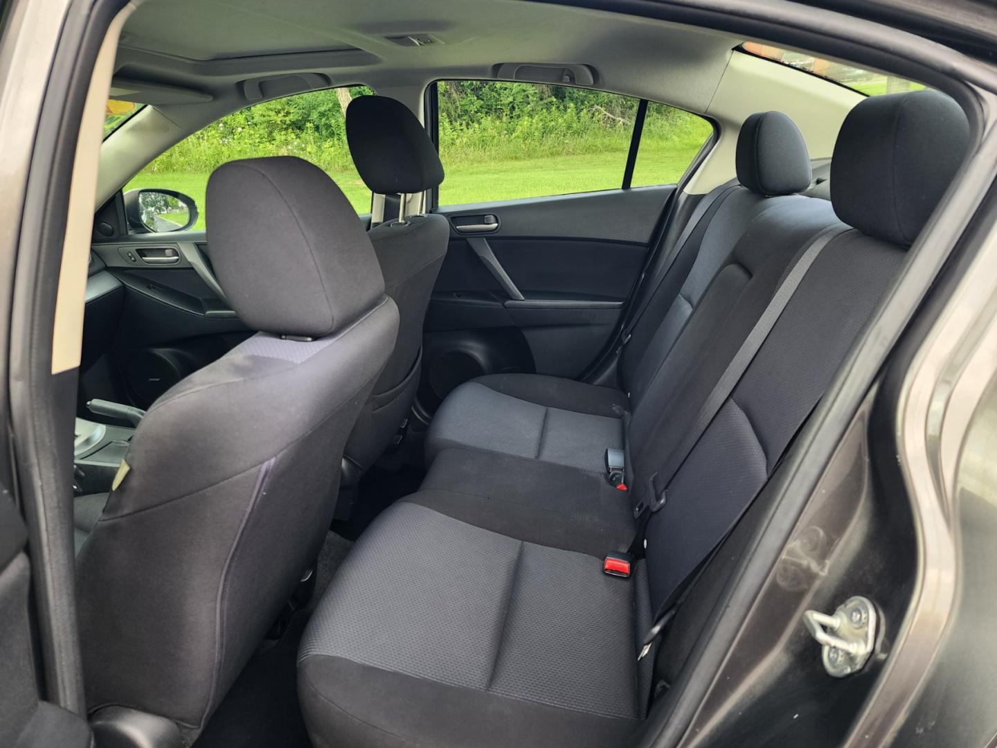 2010 Gray /Gray Mazda MAZDA3 I (JM1BL1SF2A1) with an 2.0 4cyl engine, Automatic transmission, located at 1221 Madison St., Shelbyville, TN, 37160, (931) 680-9439, 0.000000, 0.000000 - Photo#3