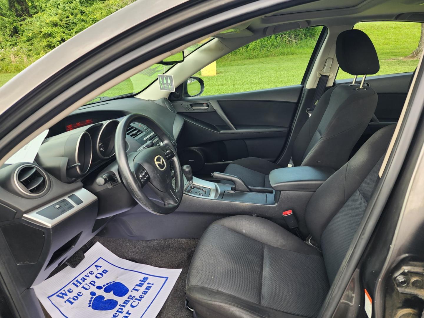 2010 Gray /Gray Mazda MAZDA3 I (JM1BL1SF2A1) with an 2.0 4cyl engine, Automatic transmission, located at 1221 Madison St., Shelbyville, TN, 37160, (931) 680-9439, 0.000000, 0.000000 - Photo#4