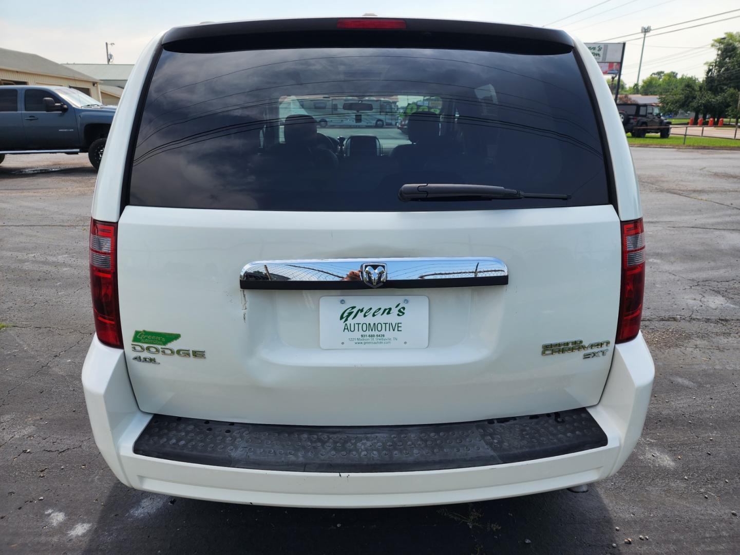 2010 WHITE /Gray Dodge Grand Caravan SXT (2D4RN5DX9AR) with an 4.0L V6 SOHC 24V engine, 6-Speed Automatic transmission, located at 1221 Madison St., Shelbyville, TN, 37160, (931) 680-9439, 0.000000, 0.000000 - Photo#2