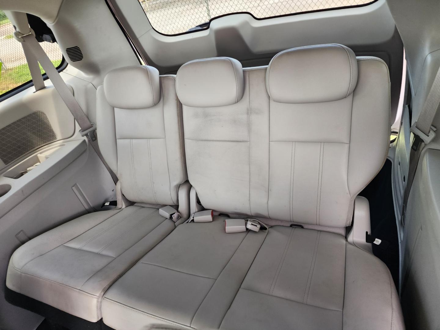 2010 WHITE /Gray Dodge Grand Caravan SXT (2D4RN5DX9AR) with an 4.0L V6 SOHC 24V engine, 6-Speed Automatic transmission, located at 1221 Madison St., Shelbyville, TN, 37160, (931) 680-9439, 0.000000, 0.000000 - Photo#4