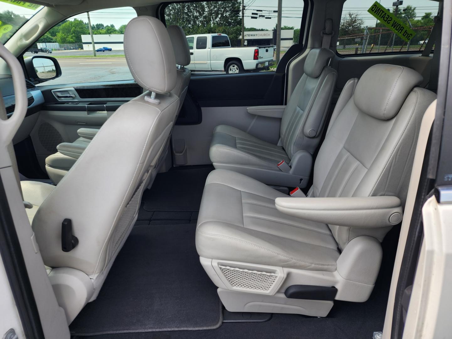 2010 WHITE /Gray Dodge Grand Caravan SXT (2D4RN5DX9AR) with an 4.0L V6 SOHC 24V engine, 6-Speed Automatic transmission, located at 1221 Madison St., Shelbyville, TN, 37160, (931) 680-9439, 0.000000, 0.000000 - Photo#5