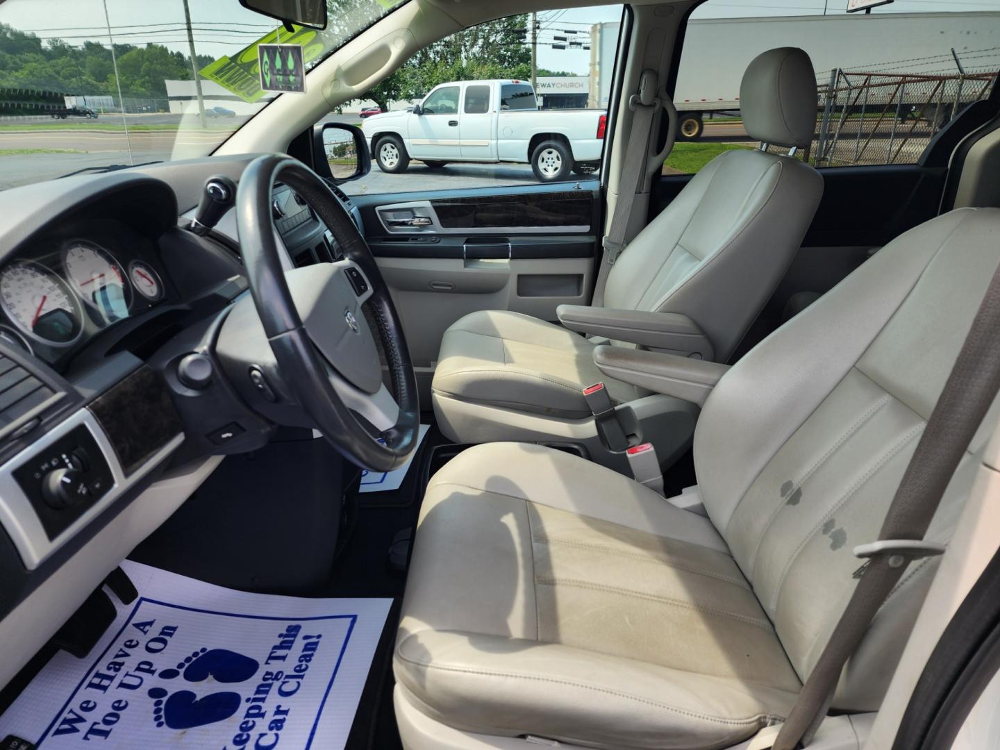 2010 WHITE /Gray Dodge Grand Caravan SXT (2D4RN5DX9AR) with an 4.0L V6 SOHC 24V engine, 6-Speed Automatic transmission, located at 1221 Madison St., Shelbyville, TN, 37160, (931) 680-9439, 0.000000, 0.000000 - Photo#6