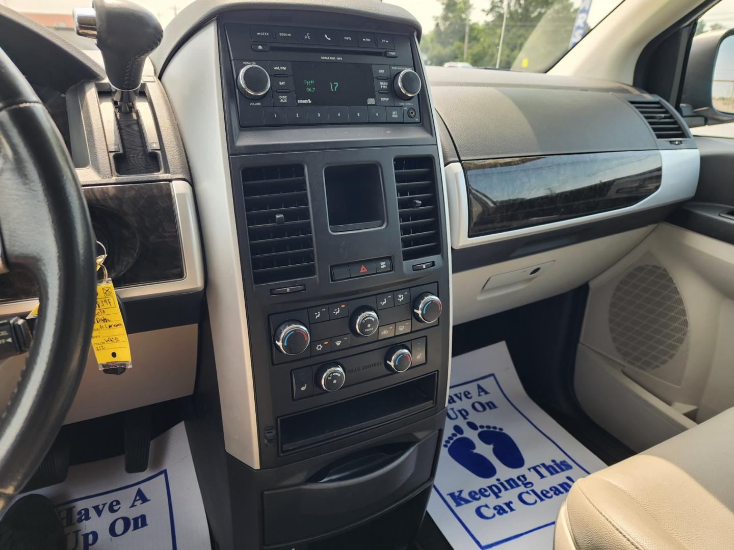 2010 WHITE /Gray Dodge Grand Caravan SXT (2D4RN5DX9AR) with an 4.0L V6 SOHC 24V engine, 6-Speed Automatic transmission, located at 1221 Madison St., Shelbyville, TN, 37160, (931) 680-9439, 0.000000, 0.000000 - Photo#7