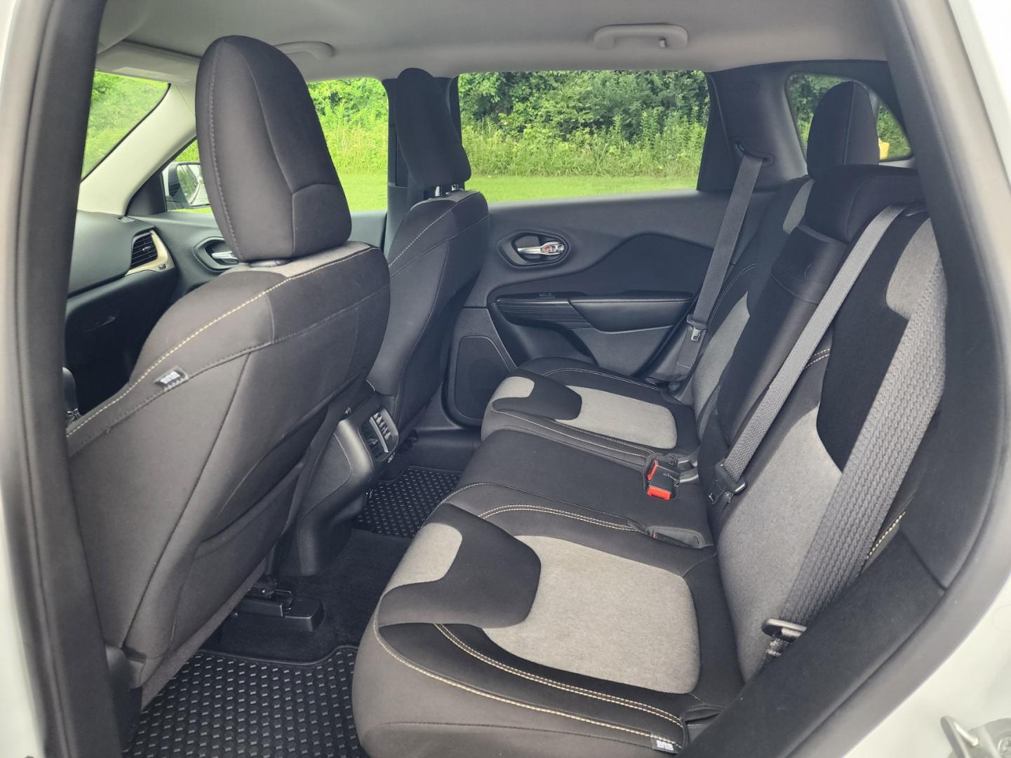 2014 WHITE /Black Jeep Cherokee Latitude 4WD (1C4PJMCS2EW) with an 3.2L V6 DOHC 24V engine, 9-Speed Automatic transmission, located at 1221 Madison St., Shelbyville, TN, 37160, (931) 680-9439, 0.000000, 0.000000 - Photo#4